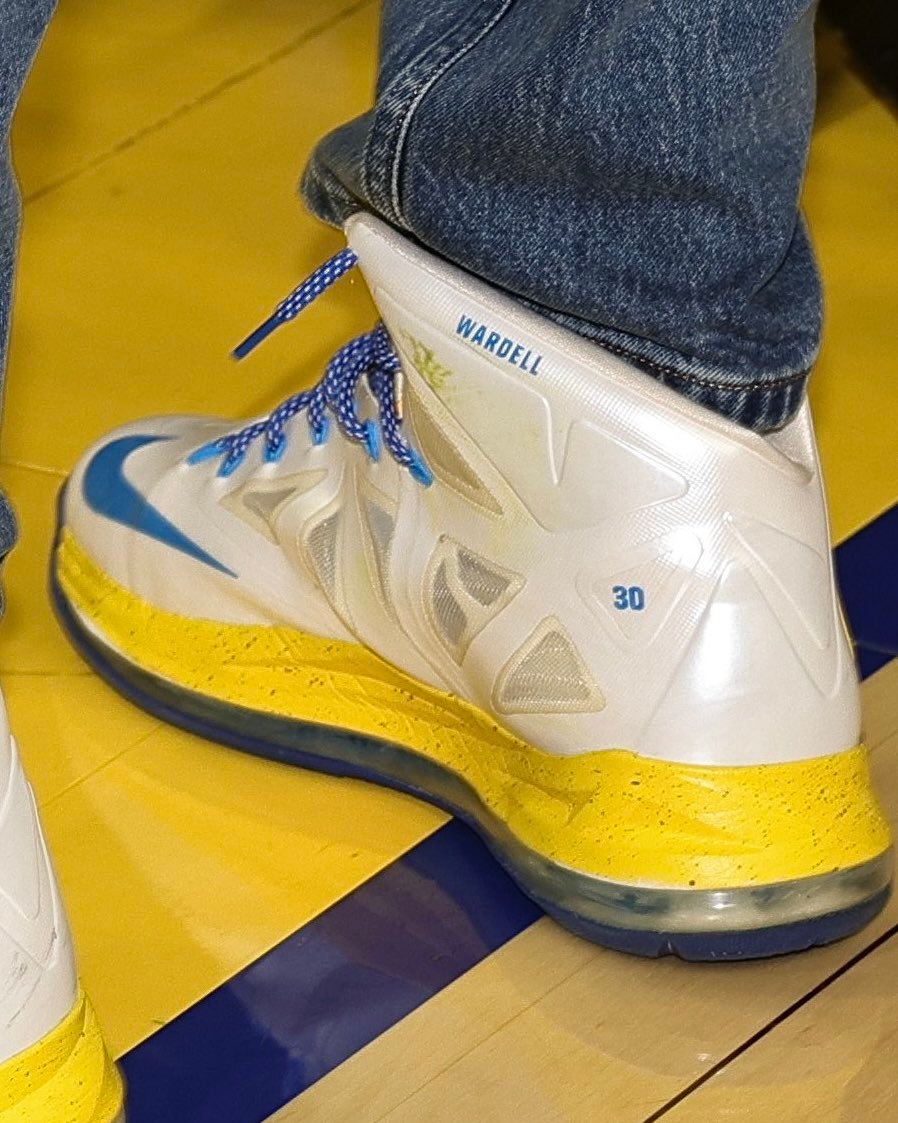 在谈到库里今天穿自己的球鞋时，詹姆斯表示：“能让有史以来最伟大的球星之一穿上了我