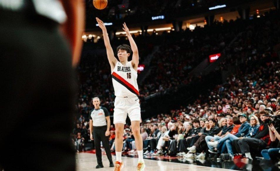 杨瀚森篮球nba 美媒：集锦不能证明杨瀚森是出色的射手，霍华德集锦都有三分。北京