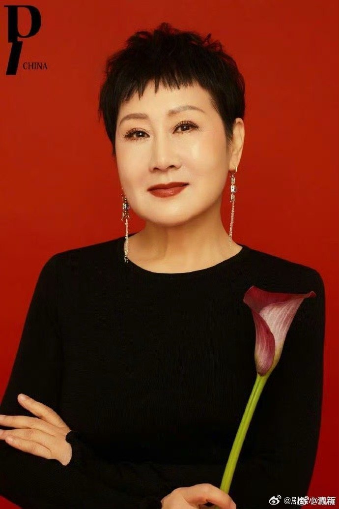 张凯丽 大女主气场 张凯丽这套图最打动人的是那种从容，笑的时候是舒展的，不笑的时