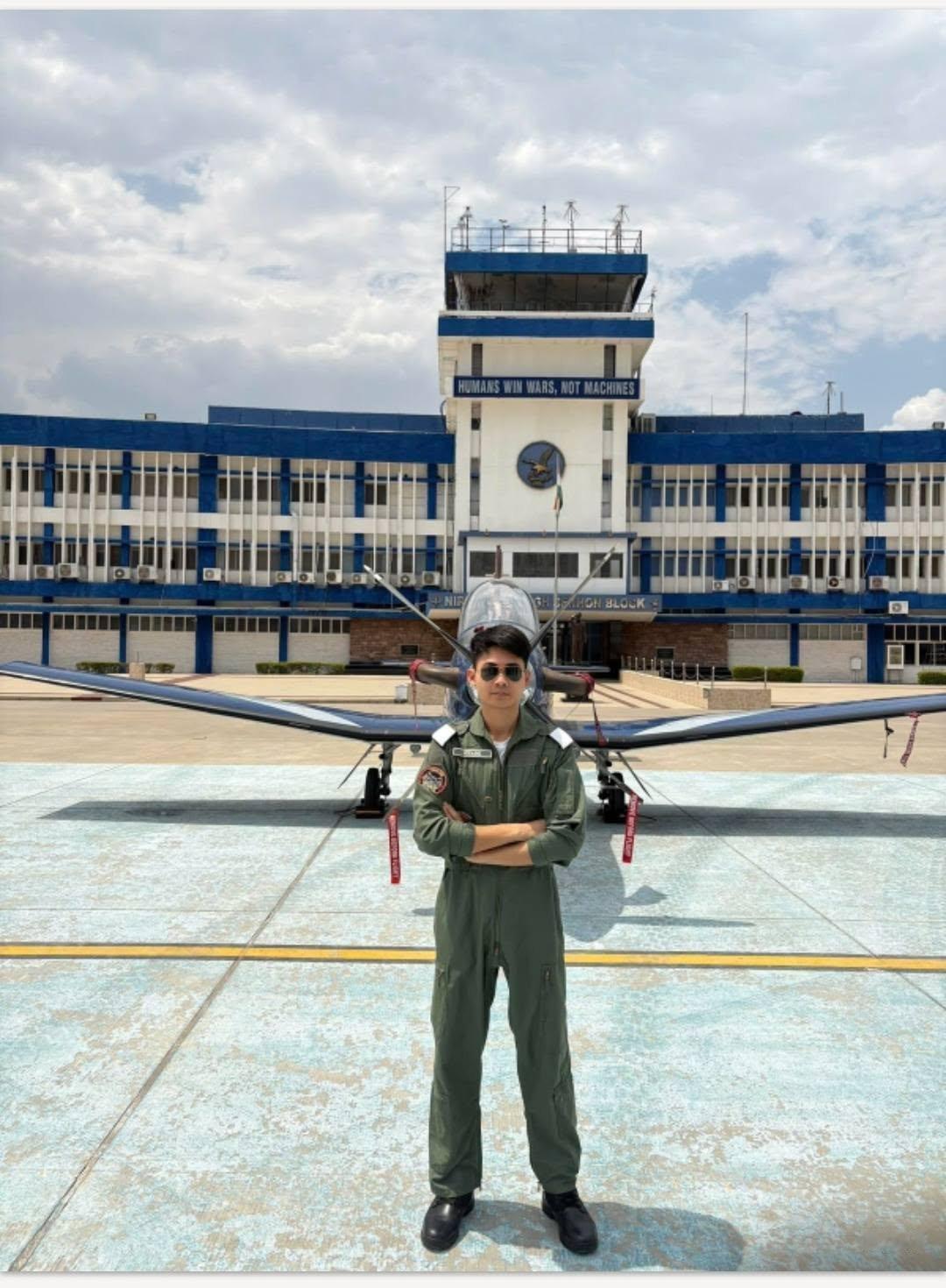 越南空军学员在印度空军学院的印度军用教练机面前合影为什么说这是印度的军校？来识别