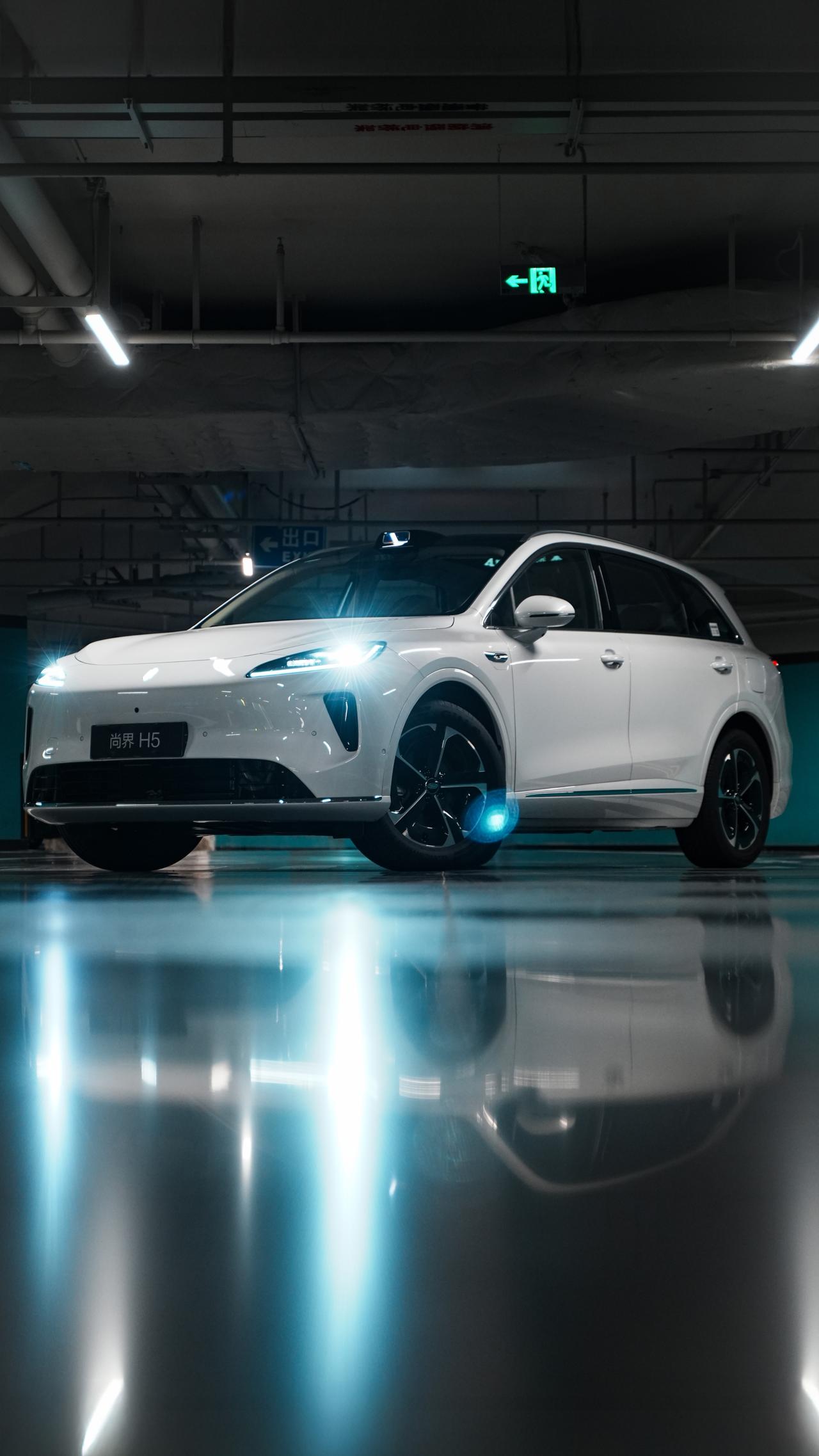 HYK图赏｜尚界 H5

这辆是陶瓷白配色。车头采用发光车标搭配贯穿式灯带和主动