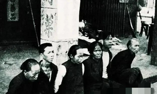 1941年，十来个鬼子押着七个赤身裸体、身上有伤的中国女人，对着一群新兵大喊一声