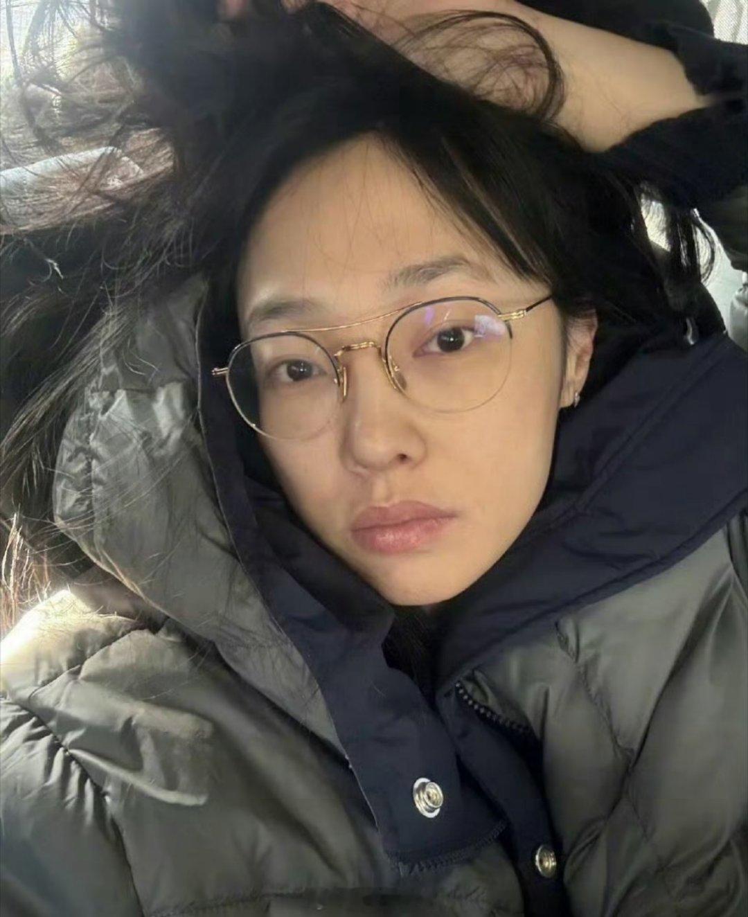 白百何也是放飞自我啊，白姐就是不一样，啥素颜照片都敢放出来，毕竟走的也是实力派路