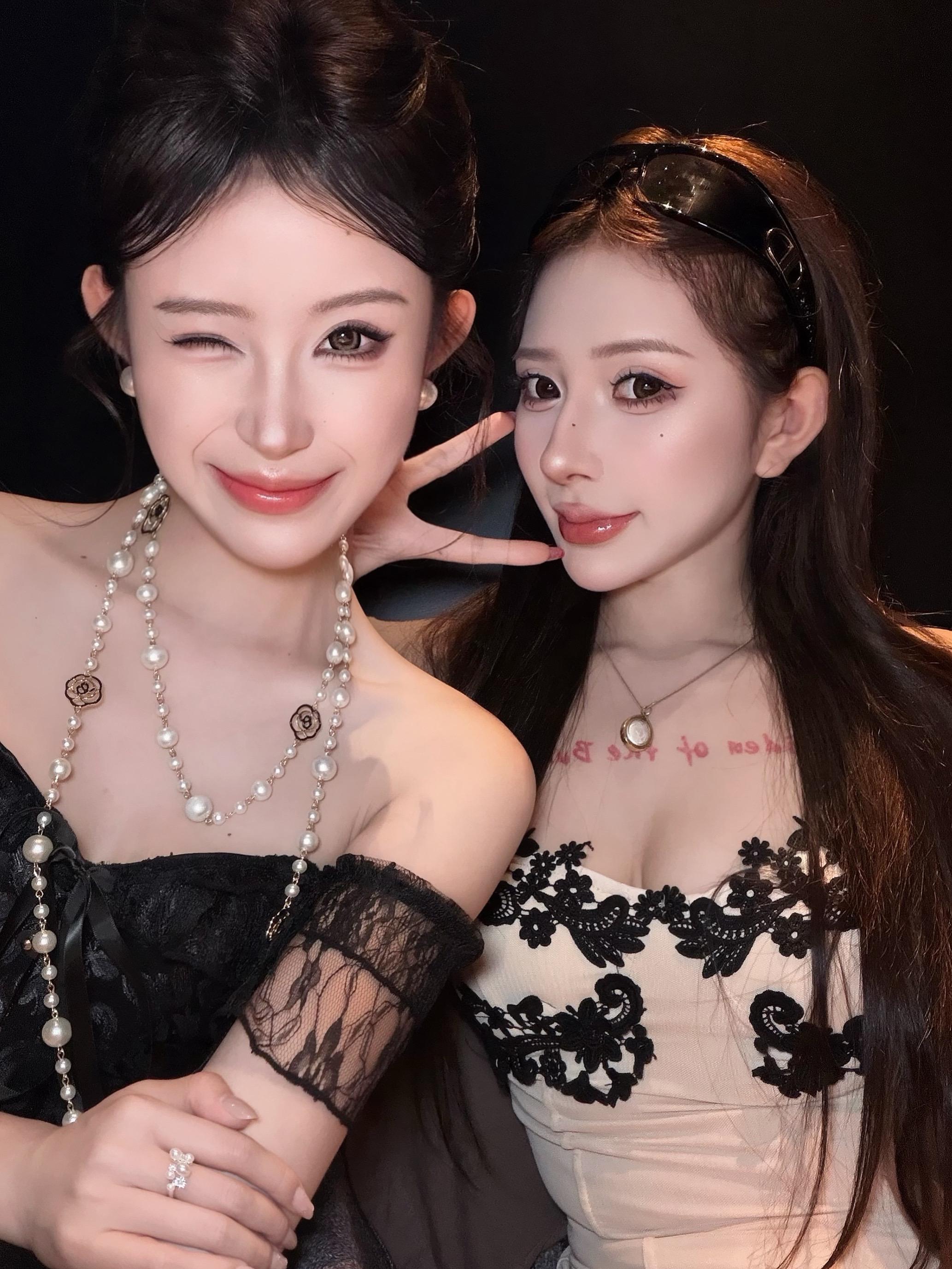 两个女人拍照眼里全是对自己美貌的欣赏