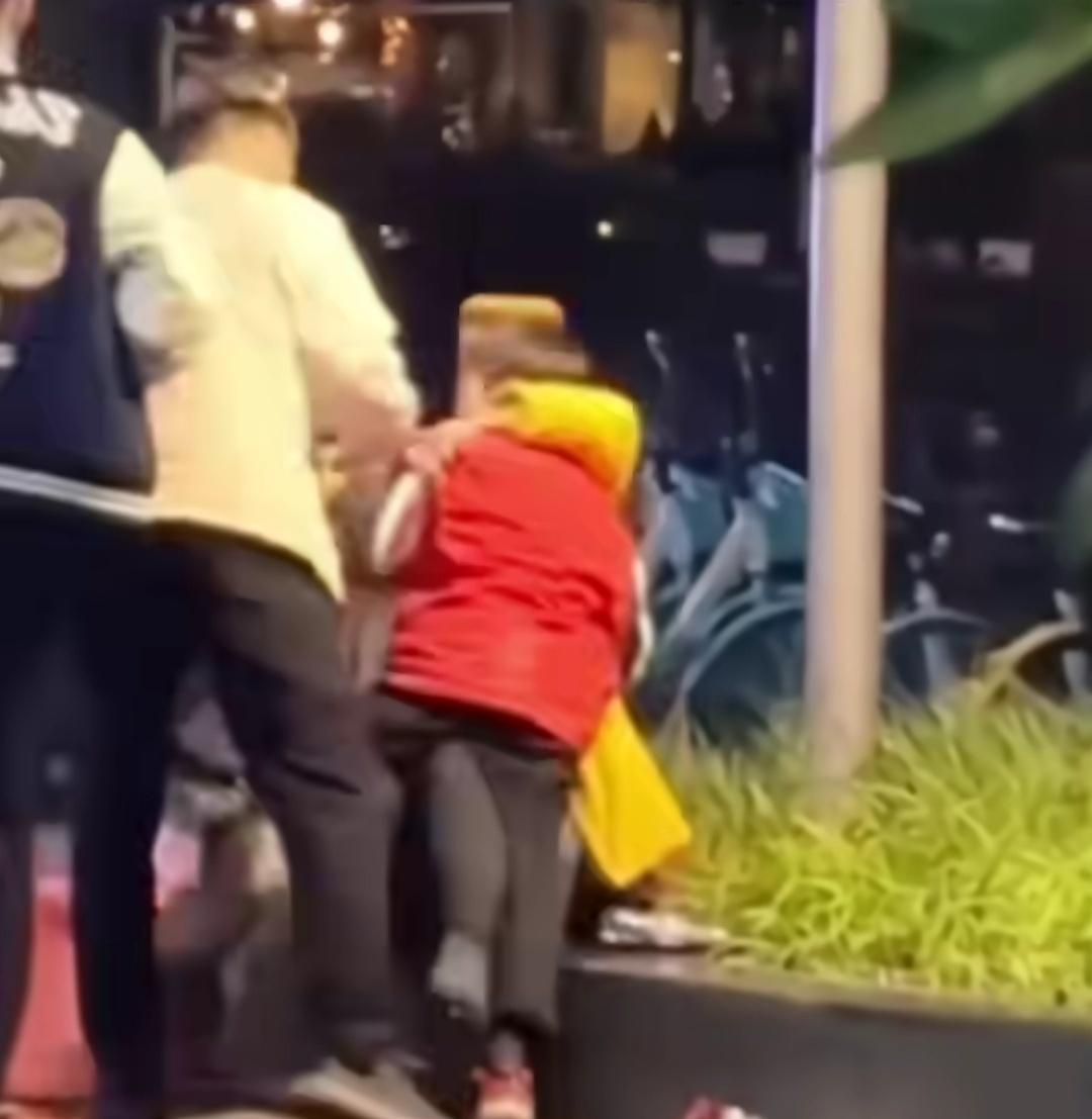男子深夜喝完酒欺负一对坐路边卖花的母子，小朋友想反抗保护妈妈，被妈妈死死抱在怀里