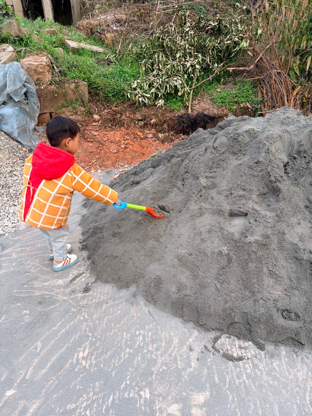 雾都奶爸 我就说娃在哪都是玩沙吧，还去什么海边，准备买两袋沙倒阳台。