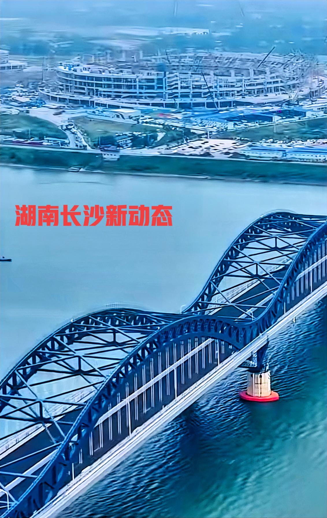 下面这张图，就是长沙的奥体中心，和过江新建设的大桥。图上看，奥体中心选址很到位，