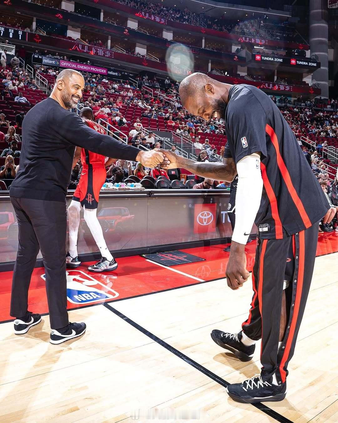 火箭队前9场：净效率：第3名（+9.3）进攻效率：第一（123.2）防守效率：第