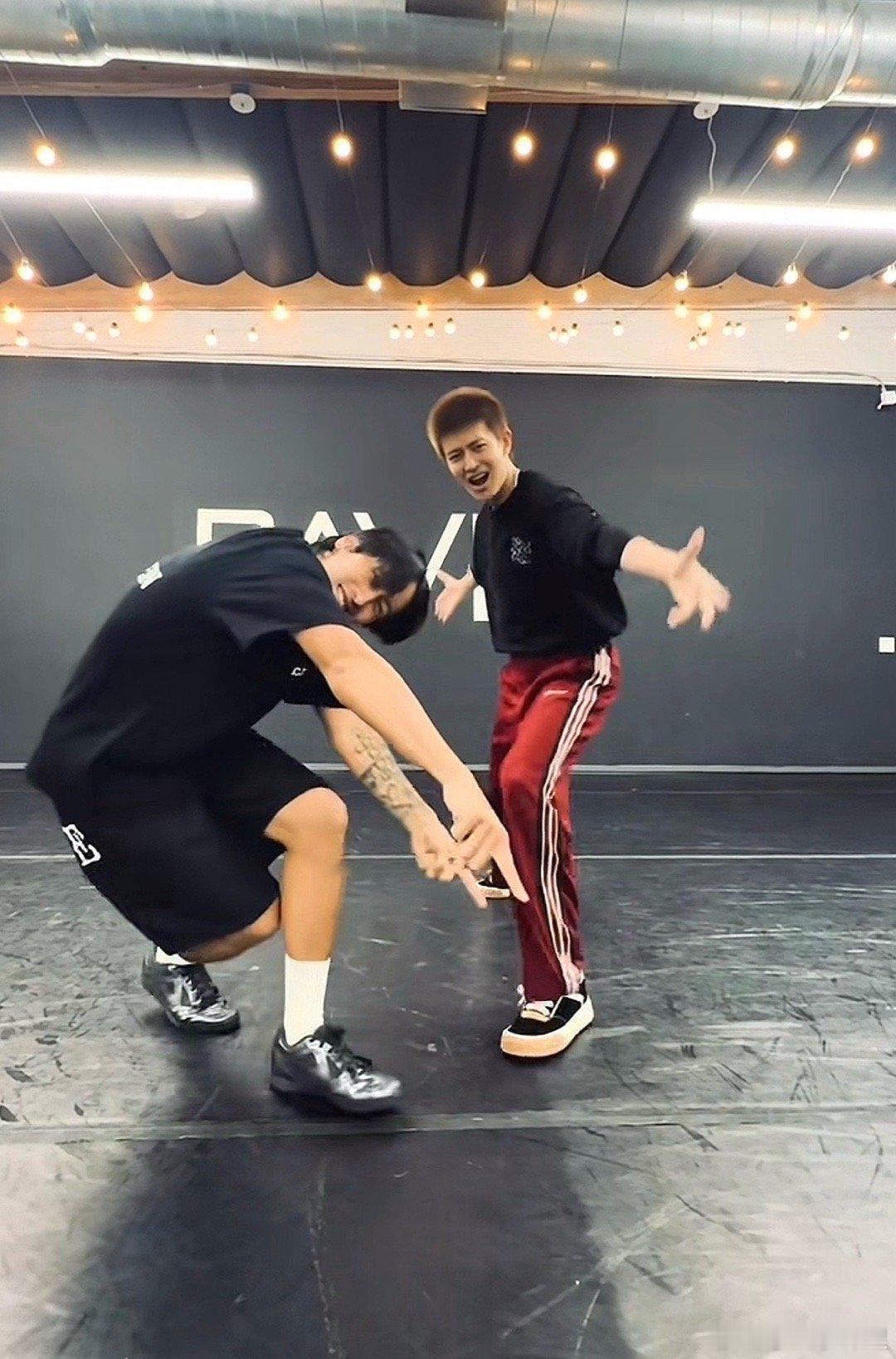 任嘉伦看出来你蹦的很开心了赶紧回来了 