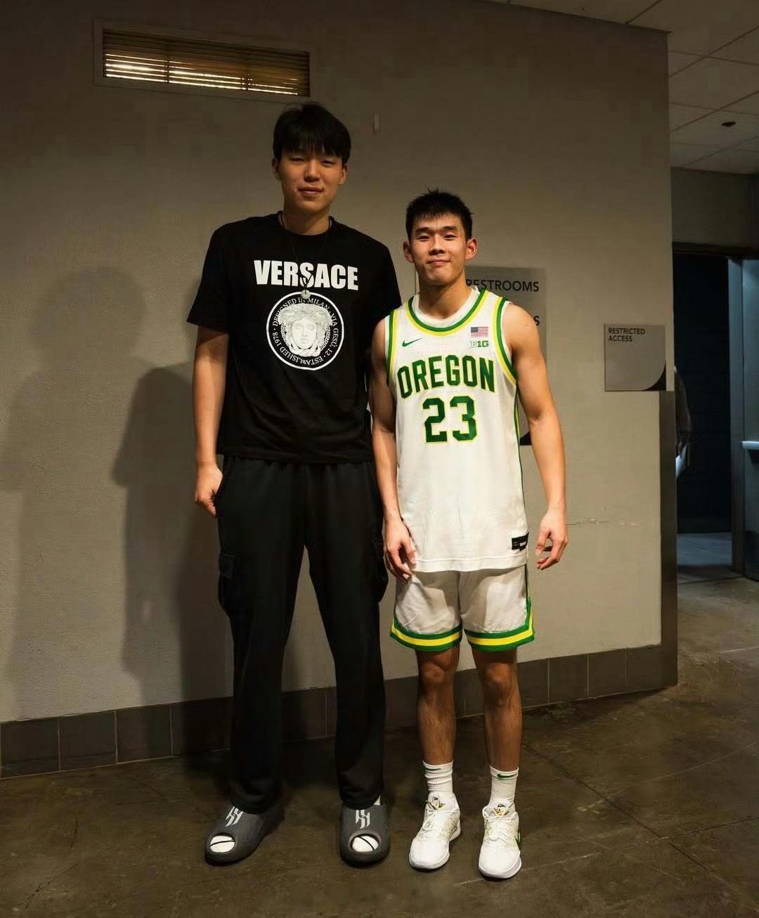 杨瀚森观战林葳哇塞！完全是梦幻联动。杨瀚森今天来到现场观战林葳了，林葳高效发挥拿