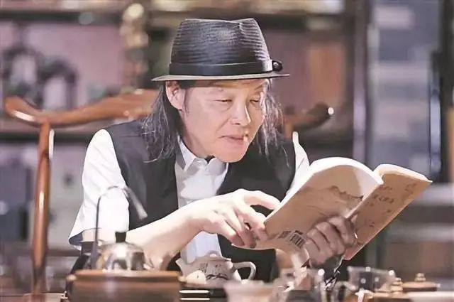 人不是向外奔走才是旅行，静静坐着思维也是旅行，凡是探索、追寻、触及那些不可知的情