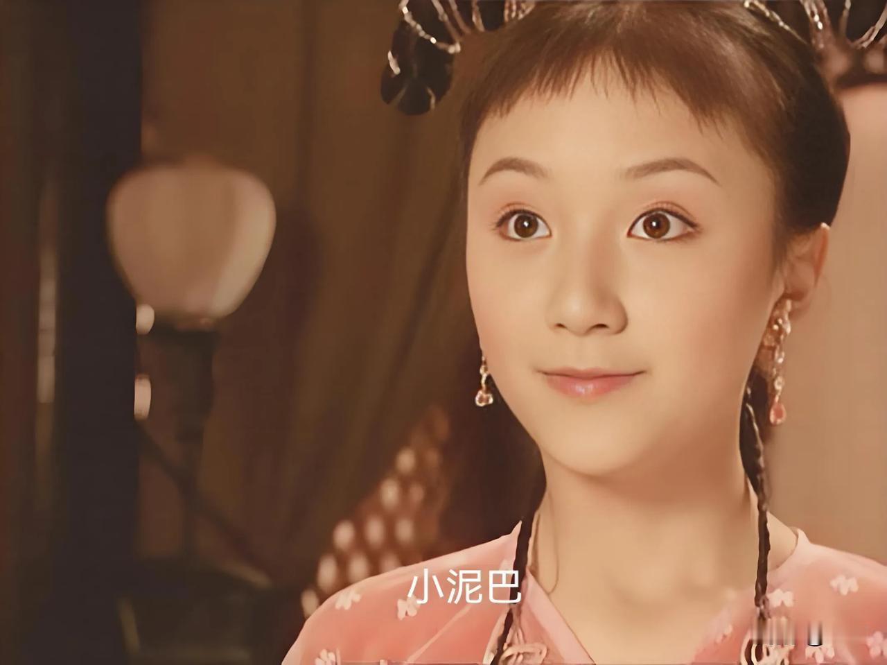 李倩,十六岁出道，一双灵动的眼睛，演活了形形色色的江湖儿女。
她是《武林外史》天
