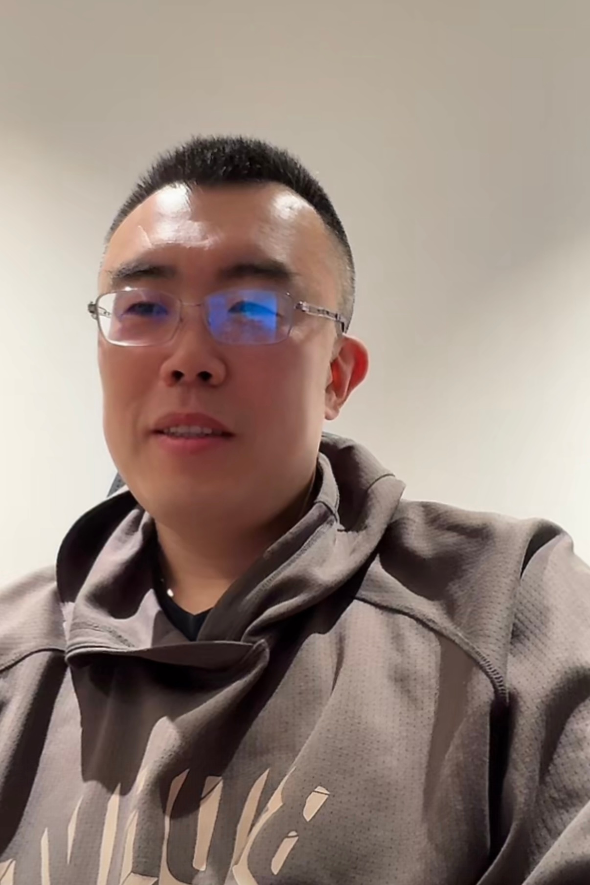 老队长开播了，他说他想打球了，想他