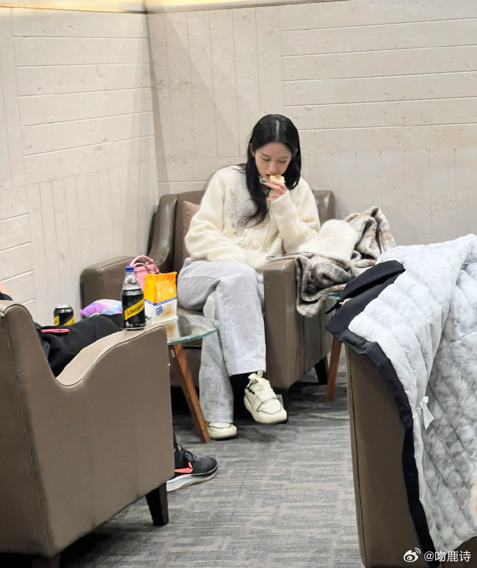 周也生图路透惊艳众人！脸小、个高，肌肤白皙，美得令人傻眼，宛如从画中走来的仙子，