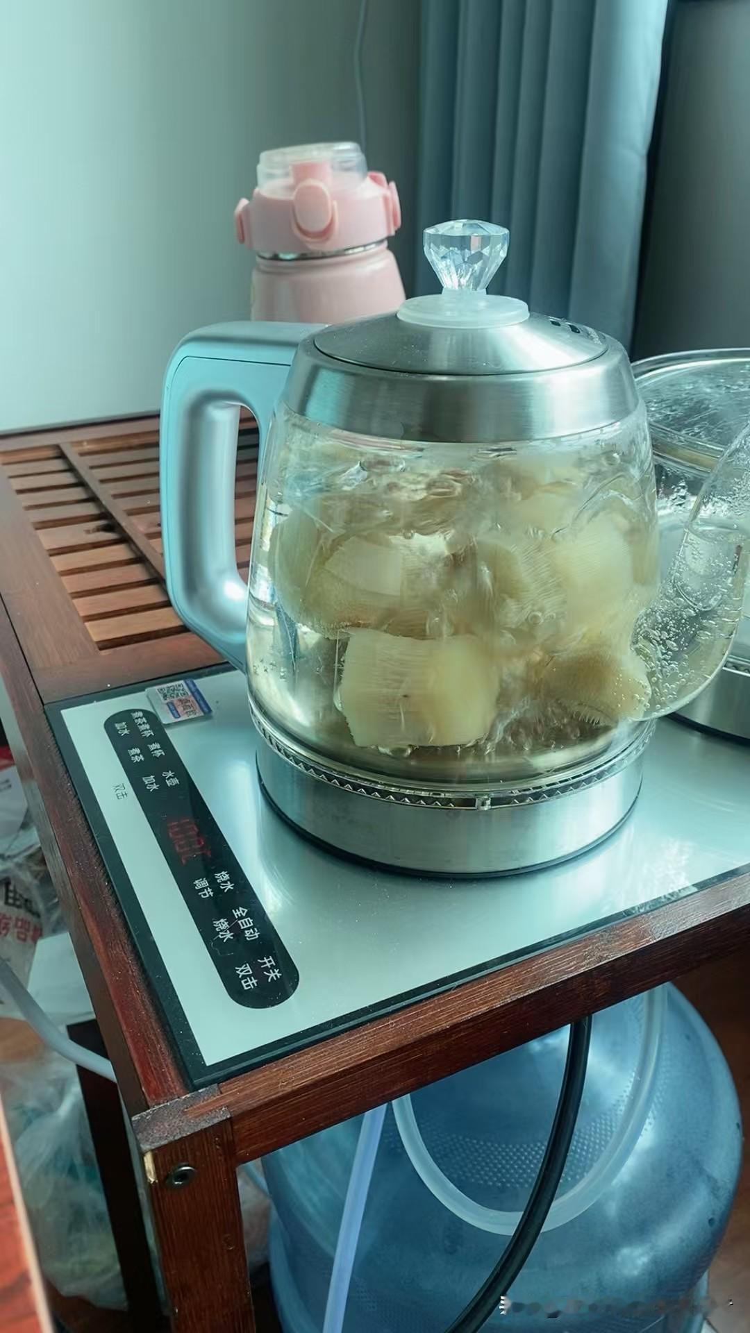 天儿一冷就爱喝口热乎的，用养生壶煮甘蔗水太合适了！削块丢壶里一煮，甜香能飘满整个