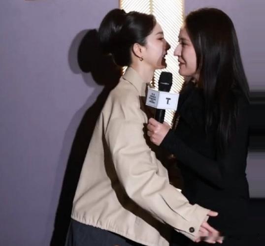 炸裂！杨幂竟在活动现场狂奔拥抱热依扎！

家人们，今天娱乐圈又出超甜画面啦！在一