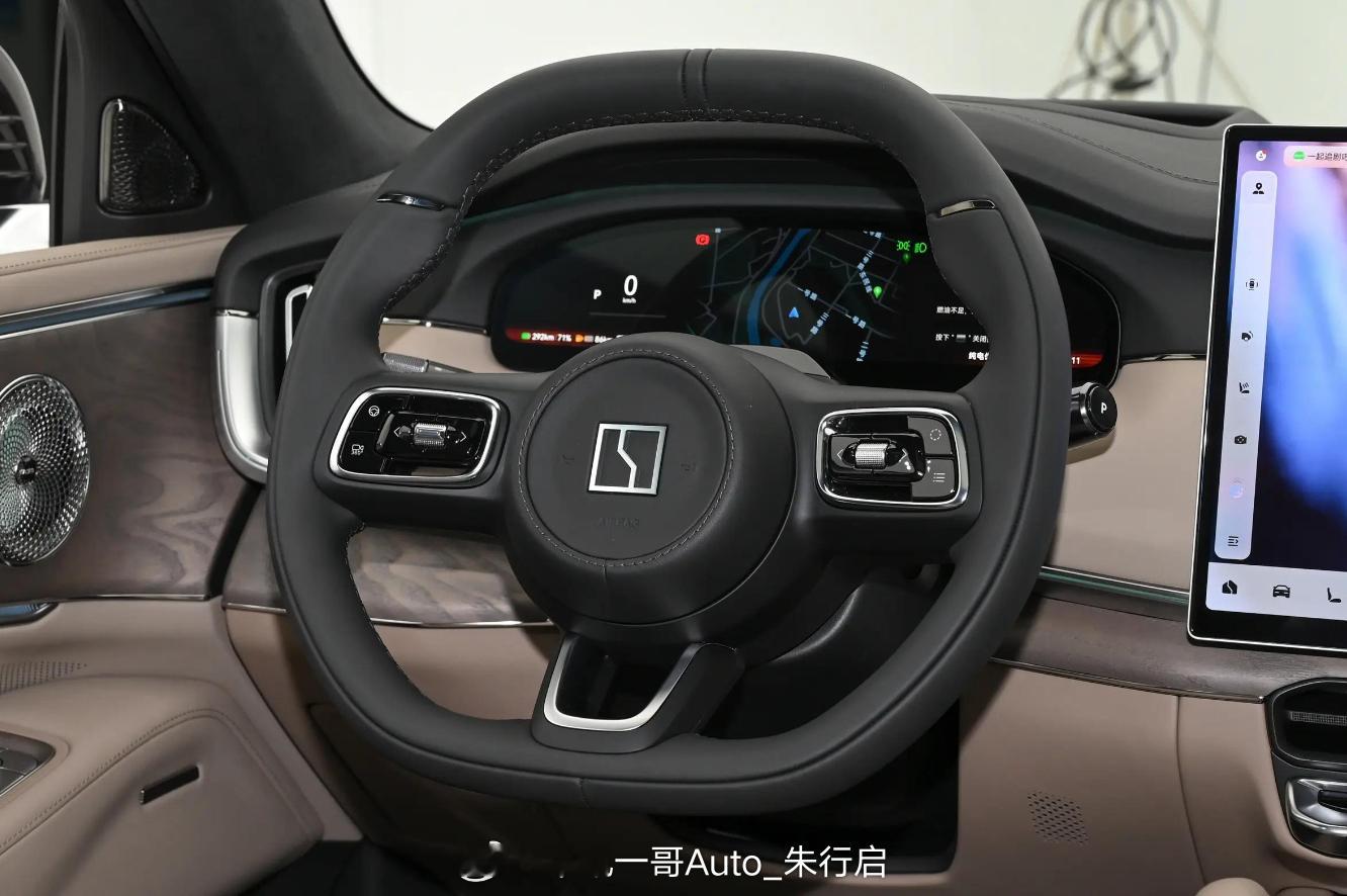 全新极氪8X开启预售，标准版预售37.68万元起，六座悦享包选装价1万元；搭载三