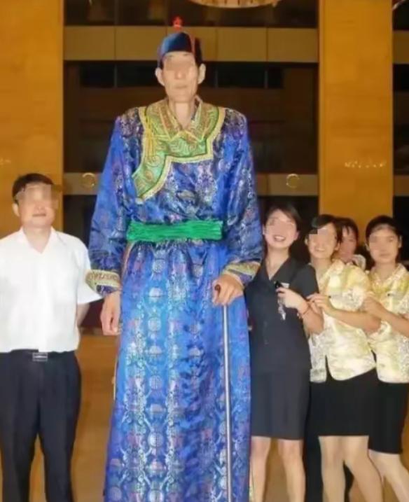 中国第一巨人鲍喜顺：不听医生劝告非要生子，现在儿子长到多高？被称之为“中国第一巨