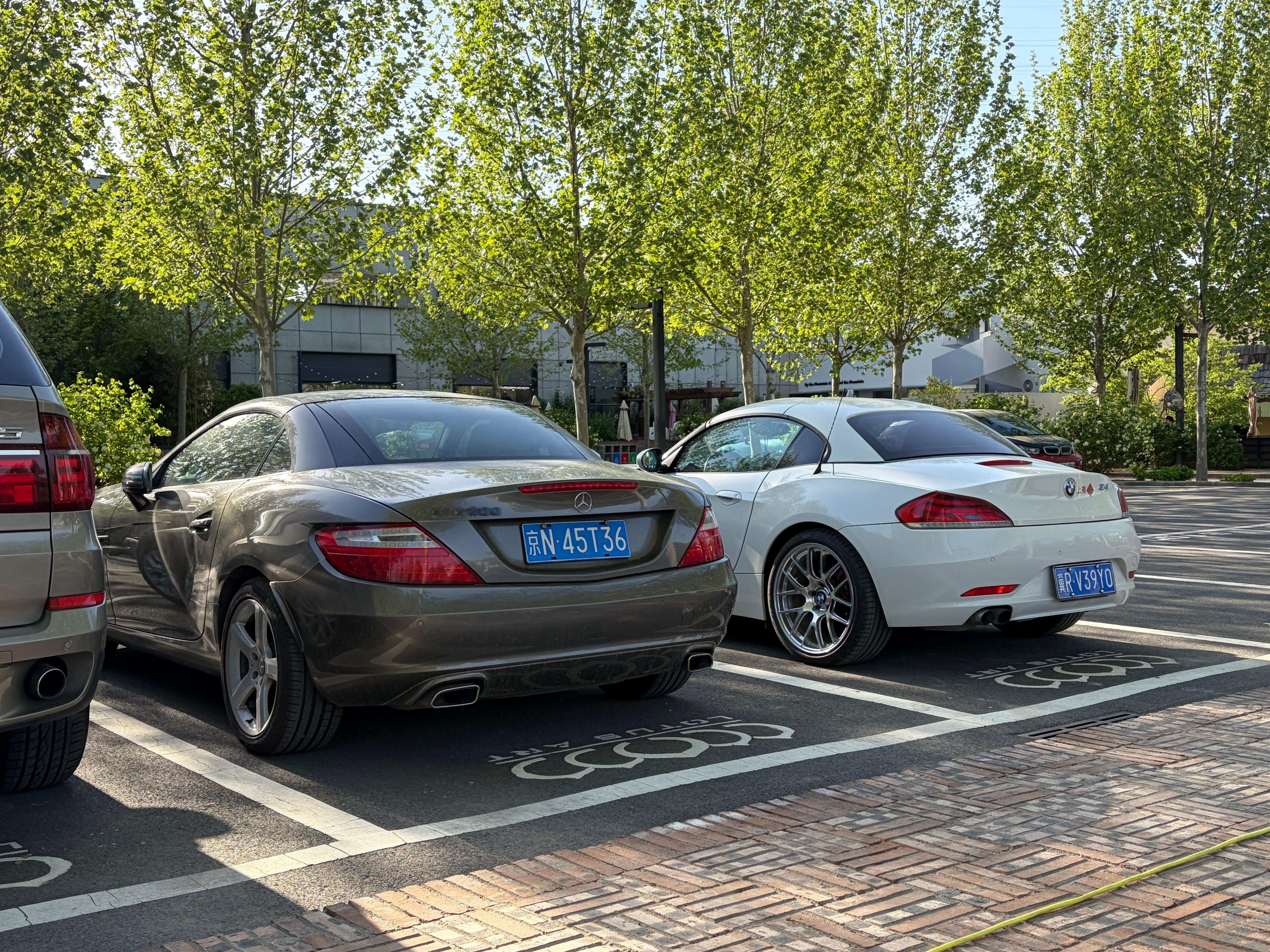 都是二手10多万的硬顶敞篷小跑车宝马E98 Z4 VS 奔驰 R172 SLK 