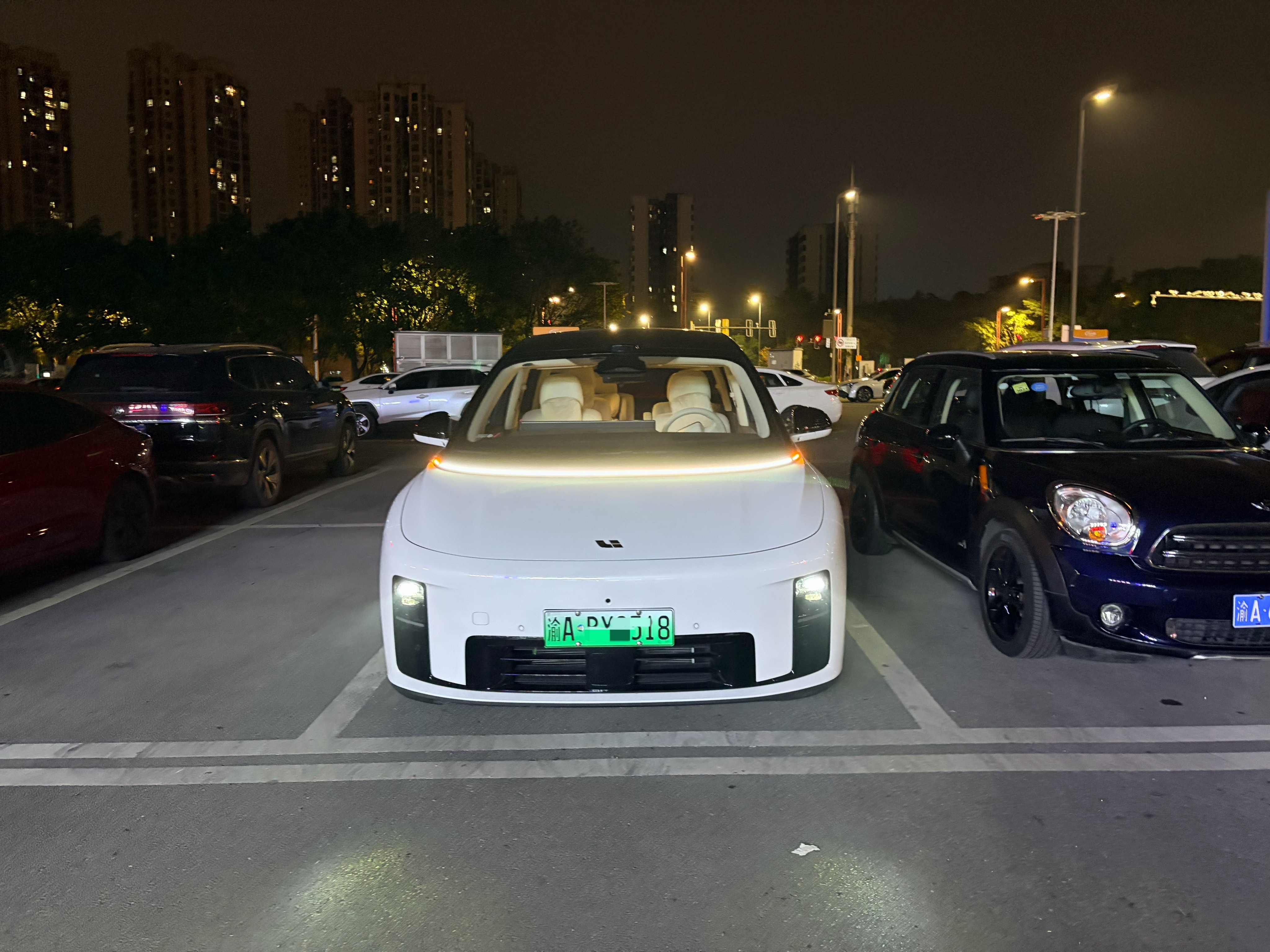 小黑子又来小区门口“不可描述”充换电停车场蹭停五分钟买瓶水就走，没停充电车位，不