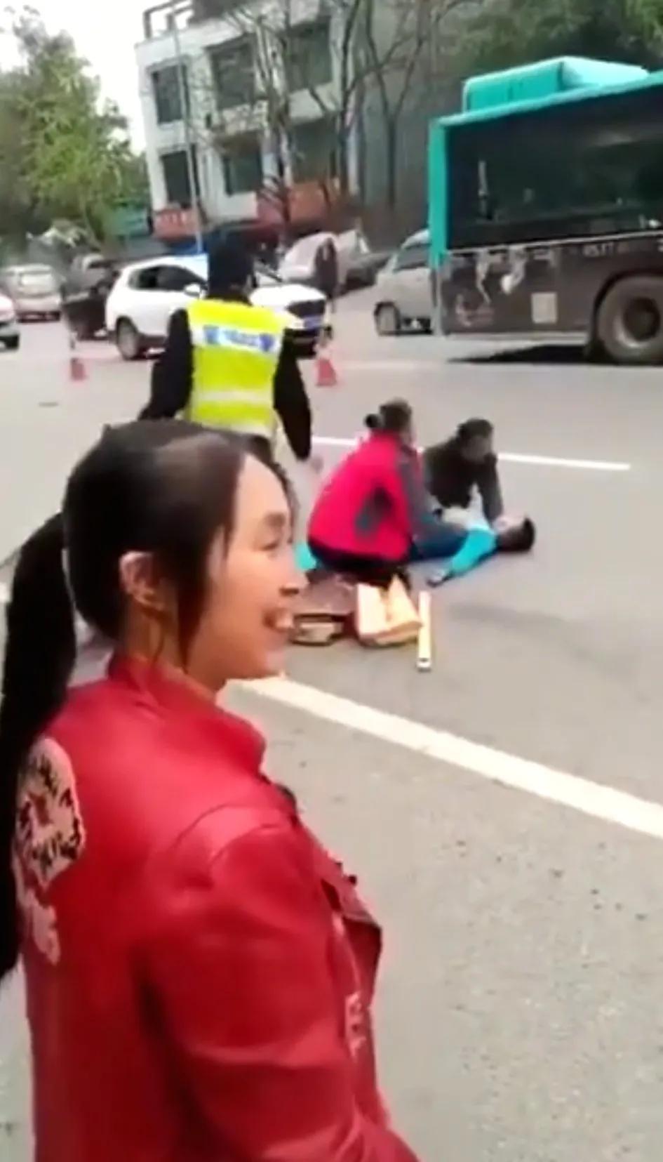 视频中一个孩子出交通事故失去生命，孩子妈妈赶到现场嚎啕大哭，悲痛欲绝！看着这样的