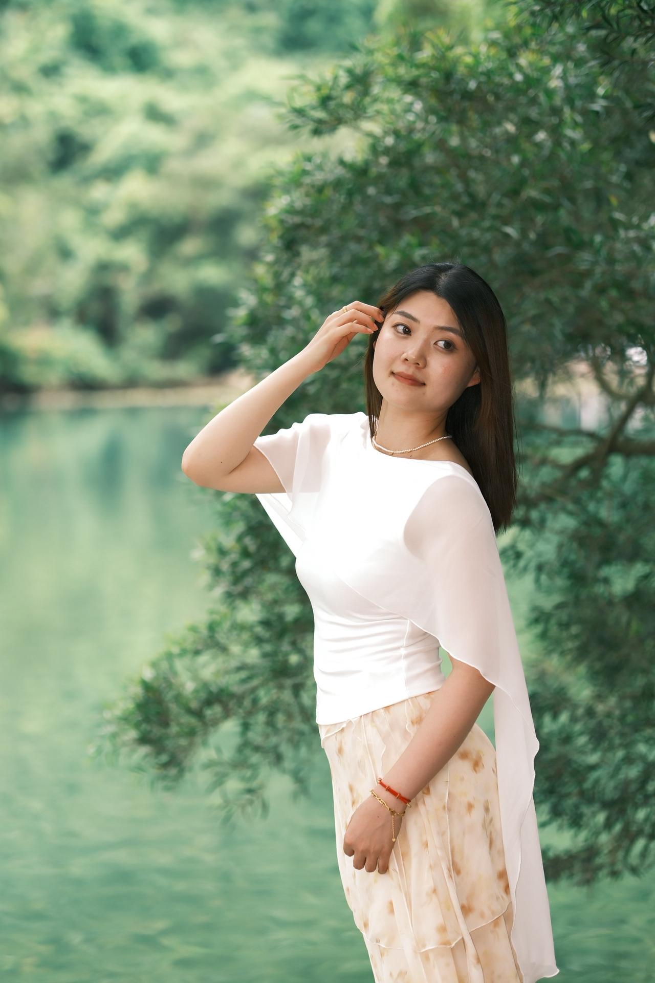 湖水边身穿白纱的女子正在撩头发，赶紧抓拍下来今日份清纯风穿搭 自然温柔风 温柔氛