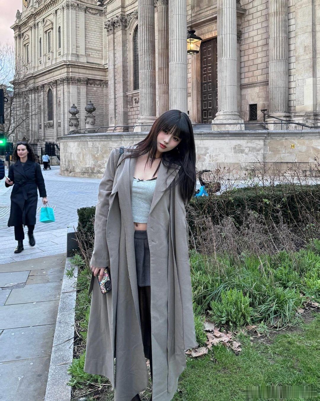 汪峰女儿小苹果晒英国留学照，与闺蜜逛街穿短裙秀小蛮腰，超模身材遗传葛荟婕。 ​​