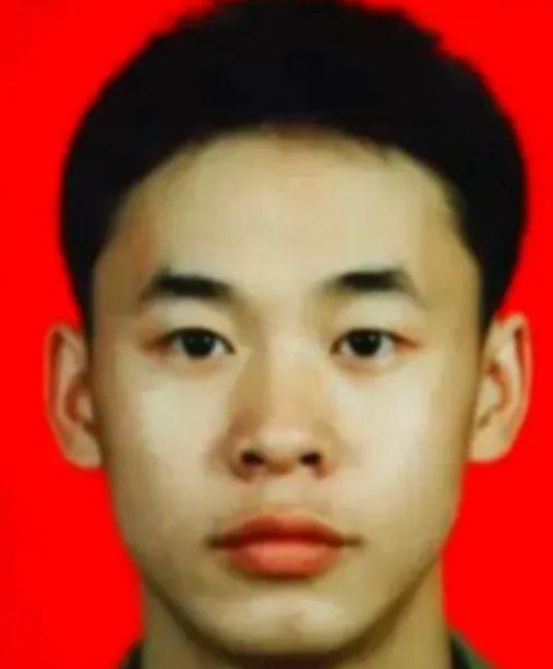 1995年，19岁战士梁强坐大巴返回部队，途中司机停下加油，梁强劝阻无果，就在这