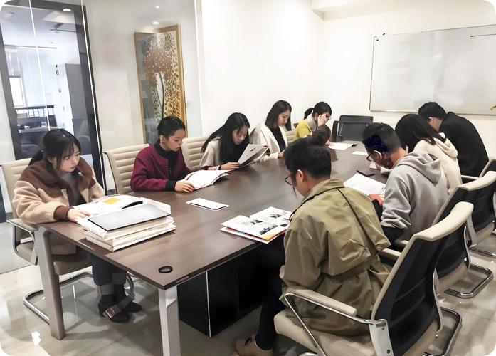 职场交流的潜规则：

1、大事要发群，小事等人齐，让别人都看在眼里。

2、你所