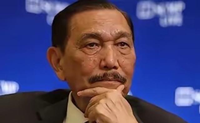 印尼国家经济委员会主席卢胡特·班查伊丹摊牌了，卢胡特曾称：“我告诉总统，不管你喜