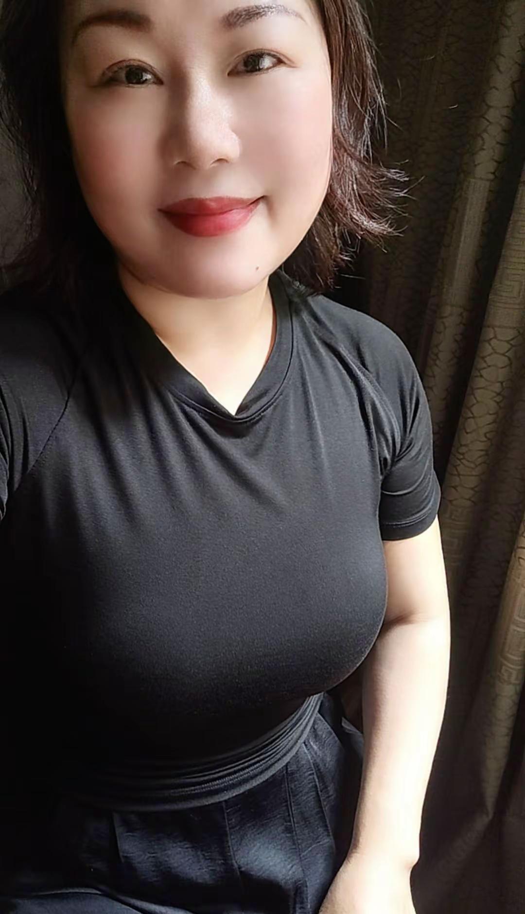 只想把自己养的越来越快乐，平静，其他的都不太感兴趣随性洒脱的做自己