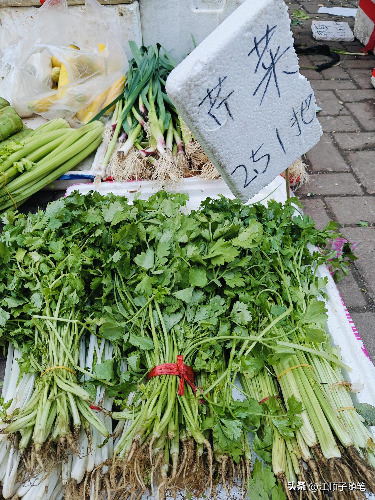 人生啊，千万别求太圆满。
有的婚姻顺，身体却不行；有的事业好，家里总闹心；有的家