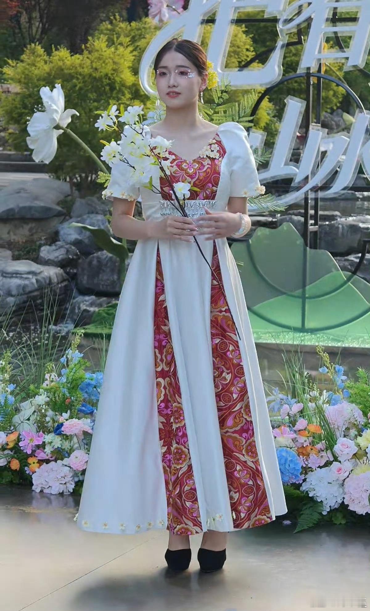 贵州村寨惊现十二花神震惊路人谁能拒绝贵州古寨的浪漫！幽静村寨惊现十二花神，身姿清