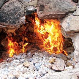 烈焰冲天
菜地突现“火焰山”

南充有块菜地突然窜起好几米高的火苗，烧了整整8天