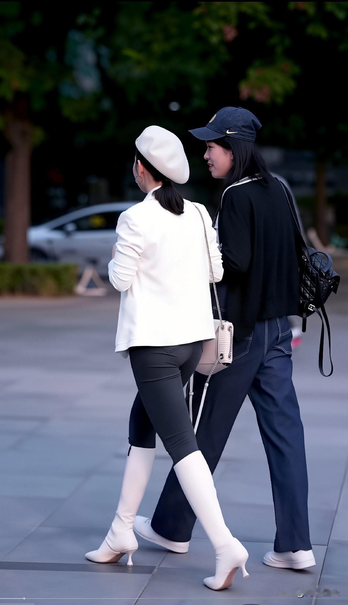 闺蜜出行穿搭公式，轻松拿捏氛围感！

 今天给大家拆解图片中这套闺蜜出行穿搭的底