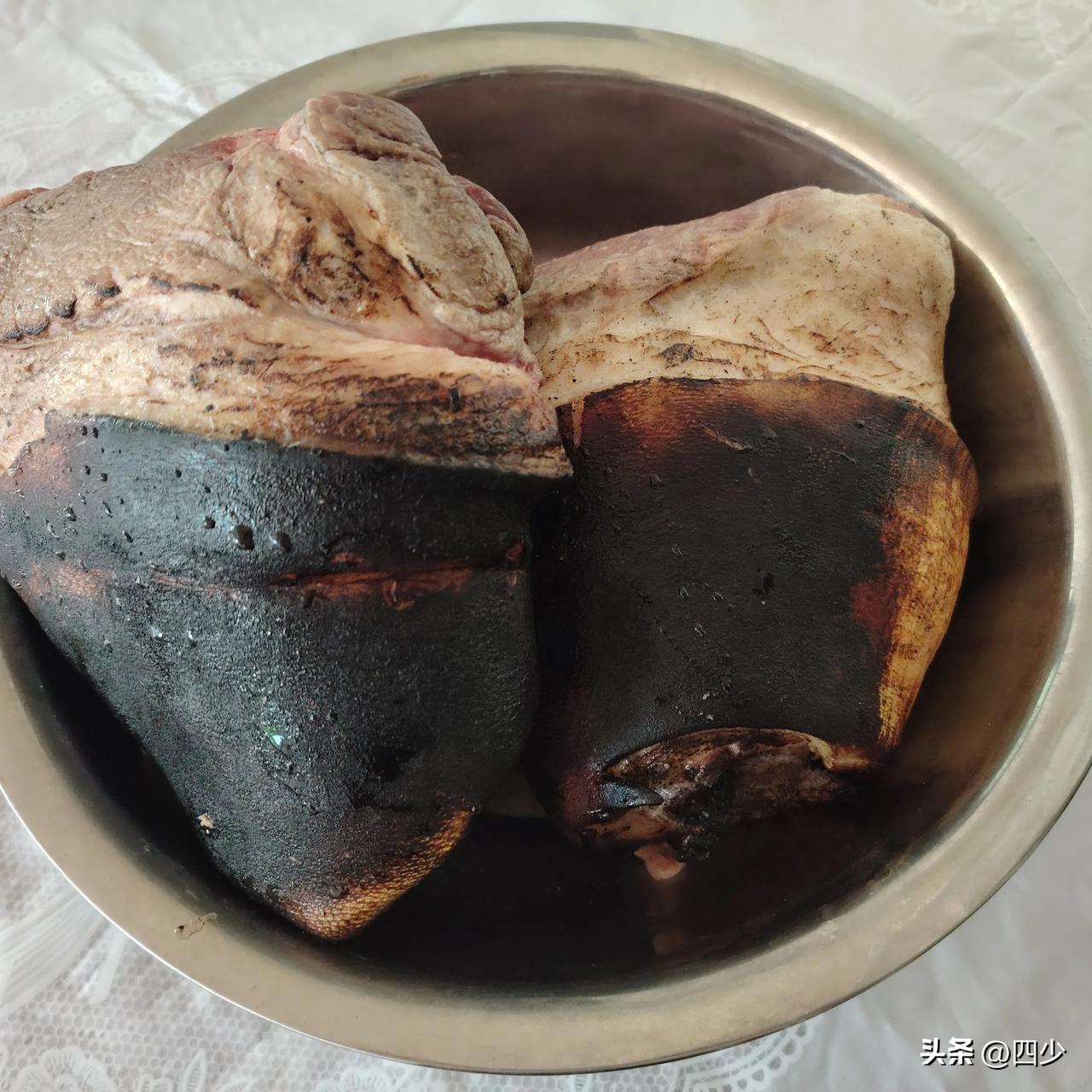 今天早上去饭店准备定两个猪肘子，饭店老板说出事情，他说，饭店宴请宾客的小肘子都是