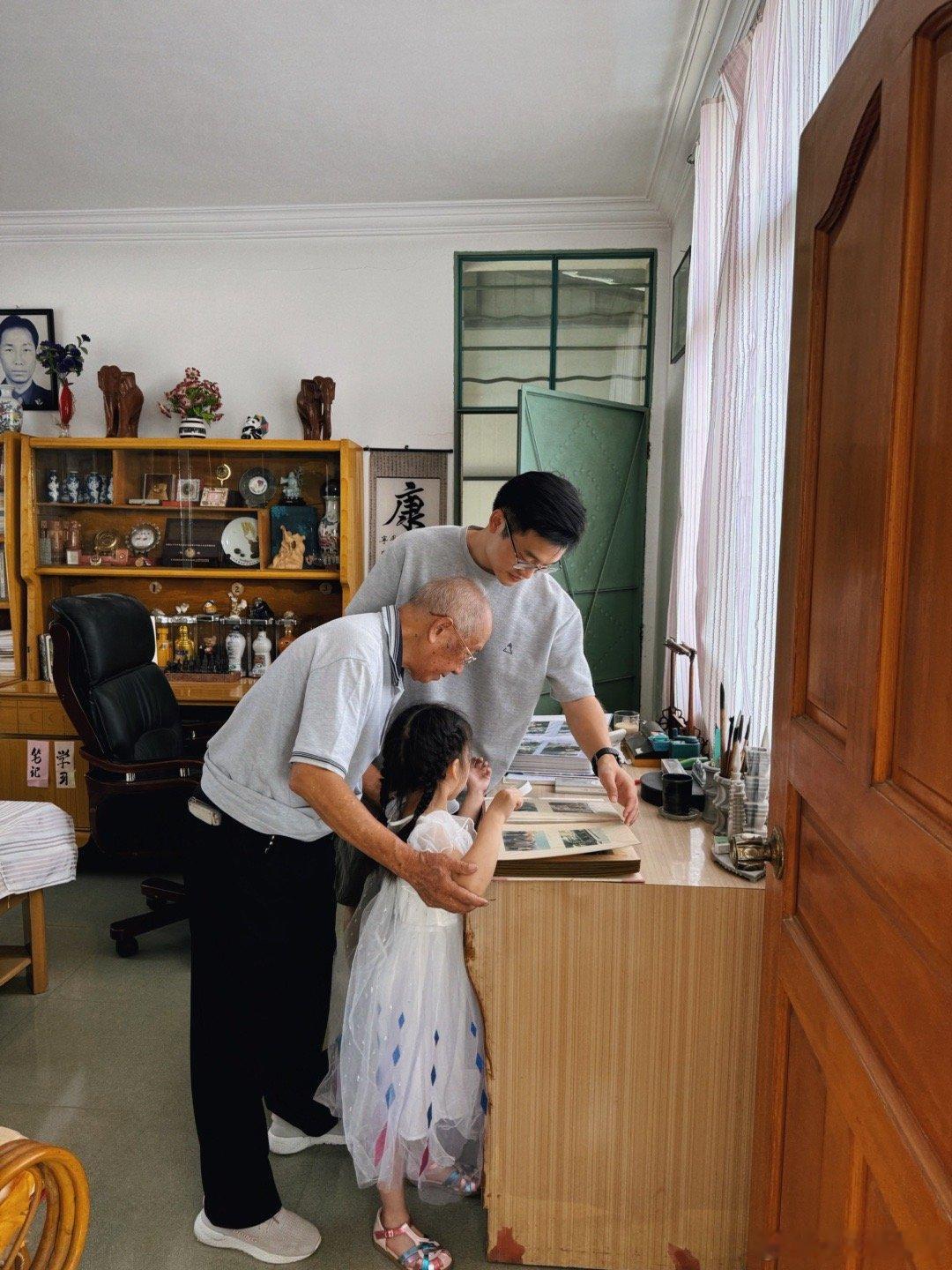 #拿铁时间# 他们就这样在我们从小长大的老房子里，珍惜地保管着我们从小到大的物品