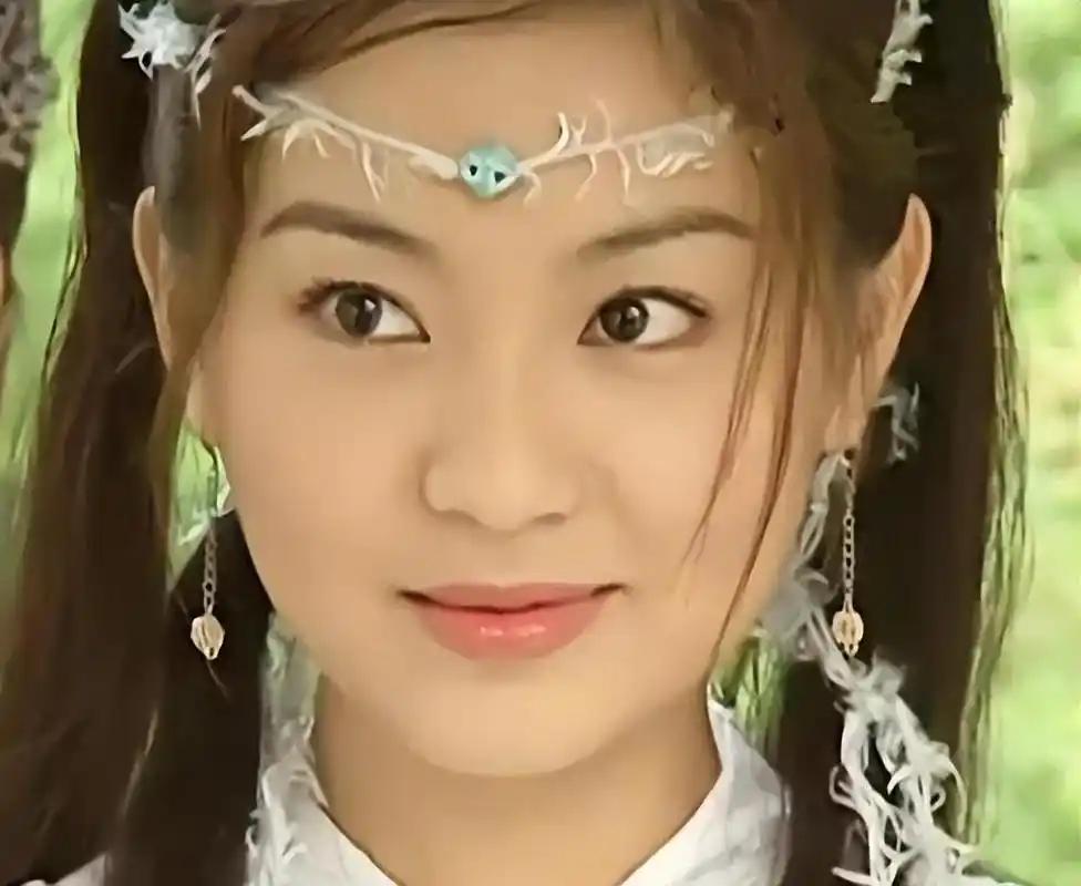 小昭双脚被铁链锁住，是怎么换内裤的？

首先要说一下，小昭为何会被铁链锁住。因为