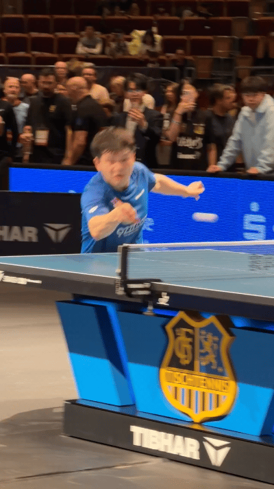 咚咚热身时丢可以一球，瞬间皱起小脸的模样，简直可爱到犯规！ 