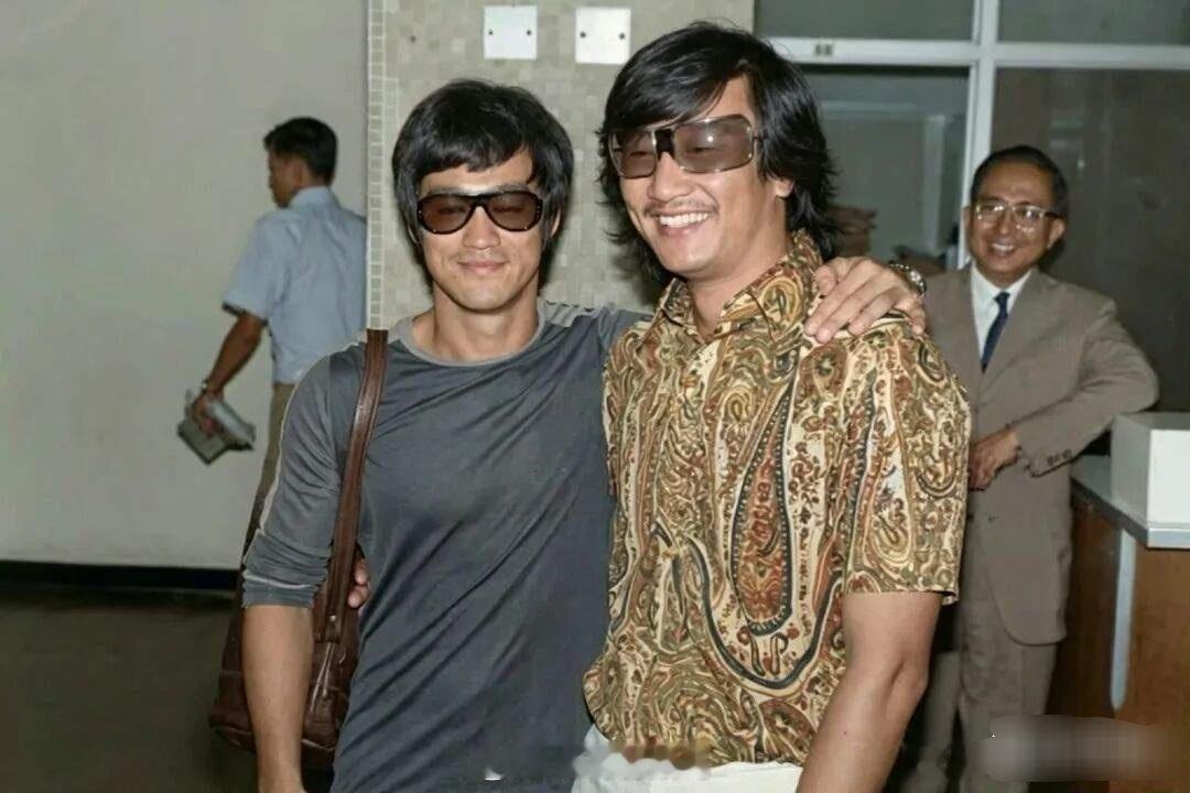 1971年，谢贤、李小龙搂腰搭肩！ 