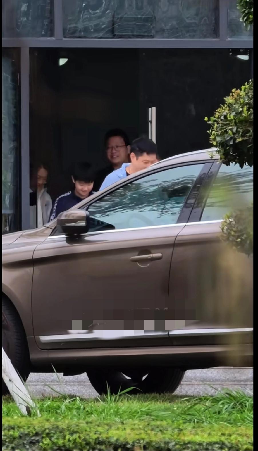 刷到莎莎小分队！这熟悉的路线太有安全感啦
 
今天刷到莎莎小分队出训练馆啦，开心