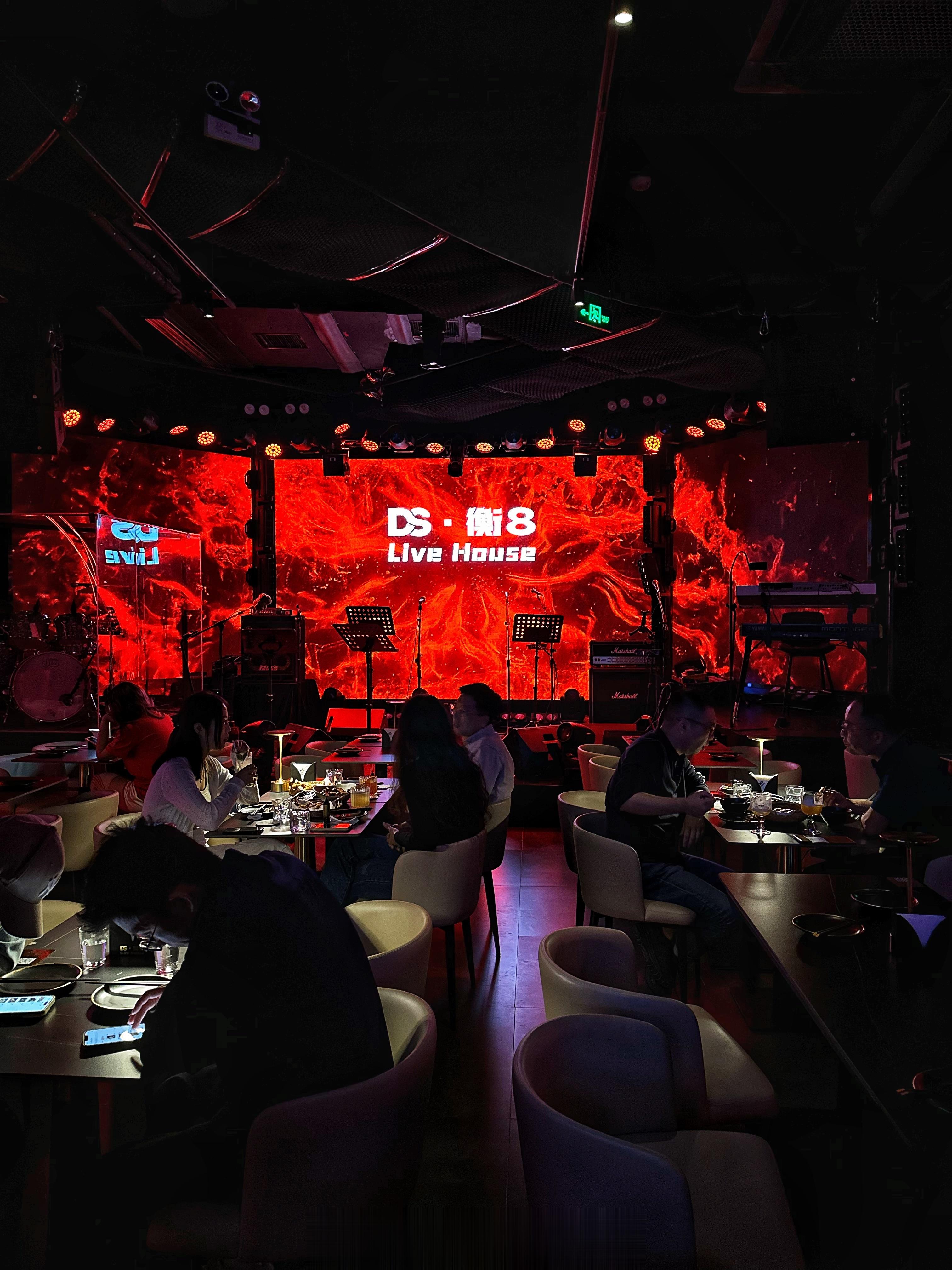 在livehouse里大吃大喝#寻找闪光的你##潮流城市环游记##随手拍#  ​