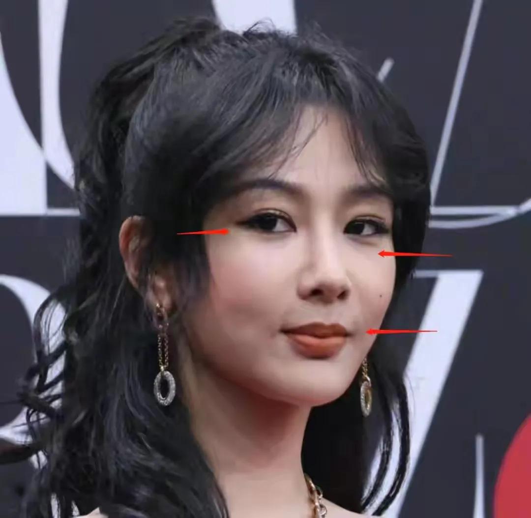 杨紫的化妆师快崩溃了，不堪粉丝骚扰直接求饶。

粉丝们也真是的，杨紫变成这样，不