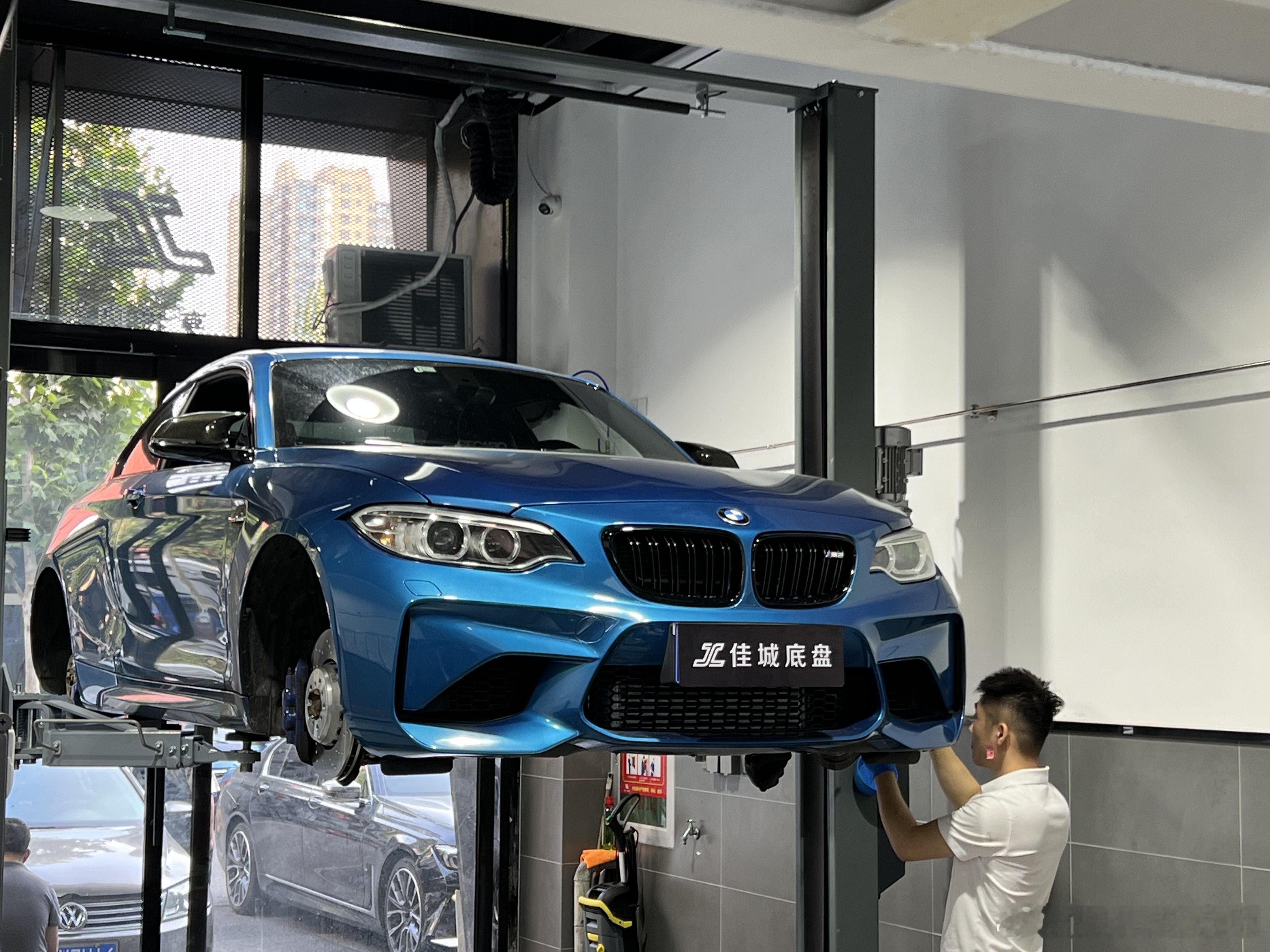 2018年F87 m2  9万余公里。纯素车，到手只需要做保养。长滩蓝。代友出售