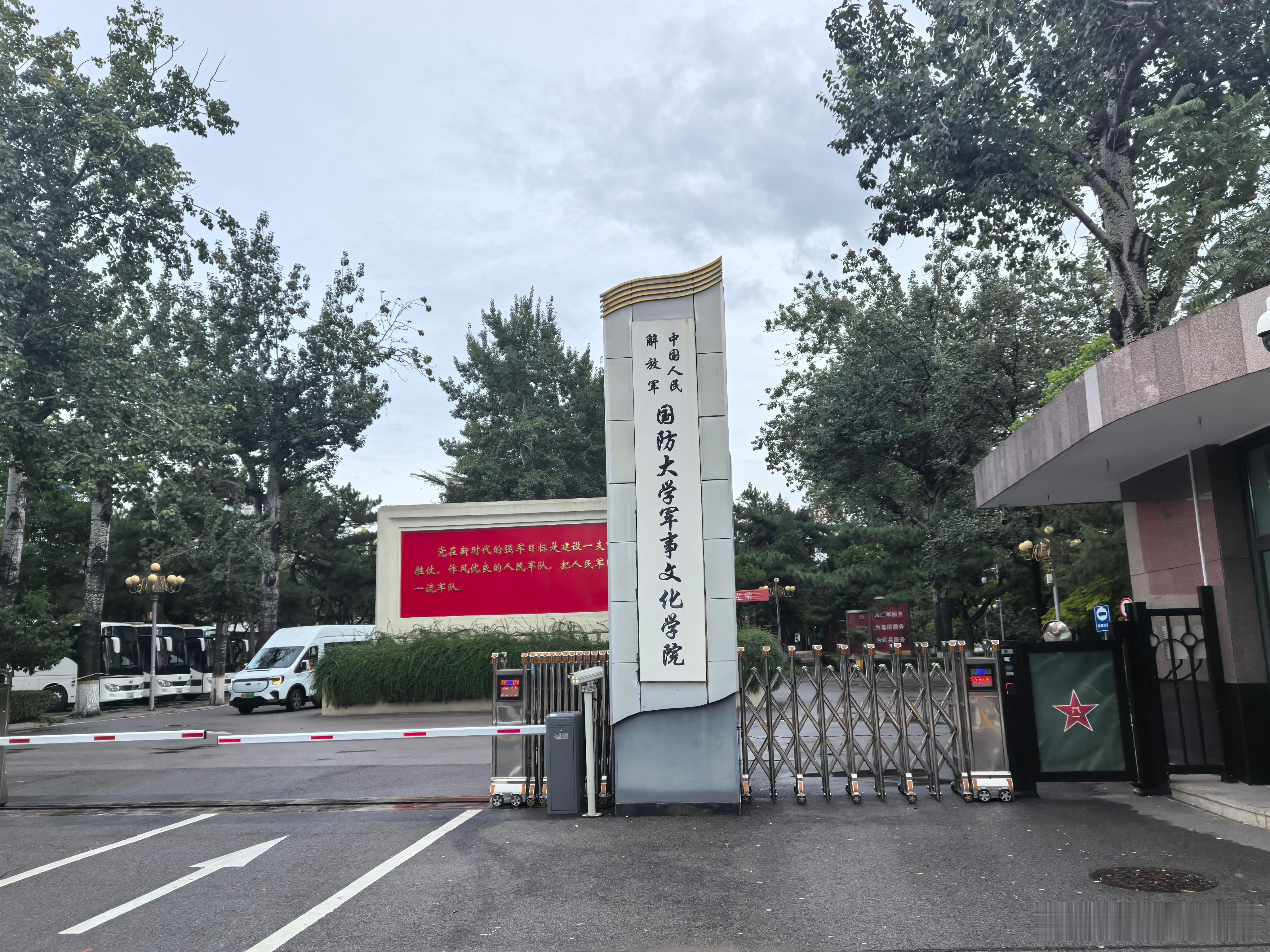 一上午高密度输出，下课只剩口干舌燥[咖啡][挤眼]微博教育  ​​​