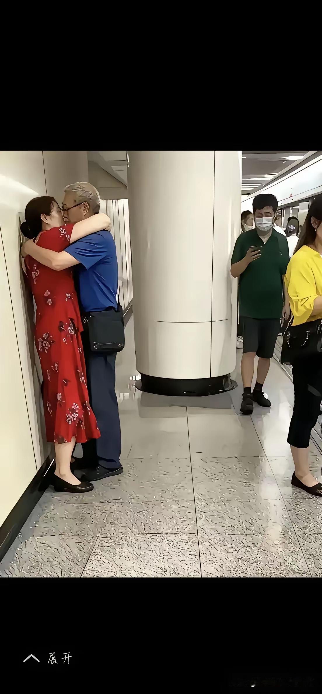 现在的老年人也是这么开放的呀？
也不分场合了呀!