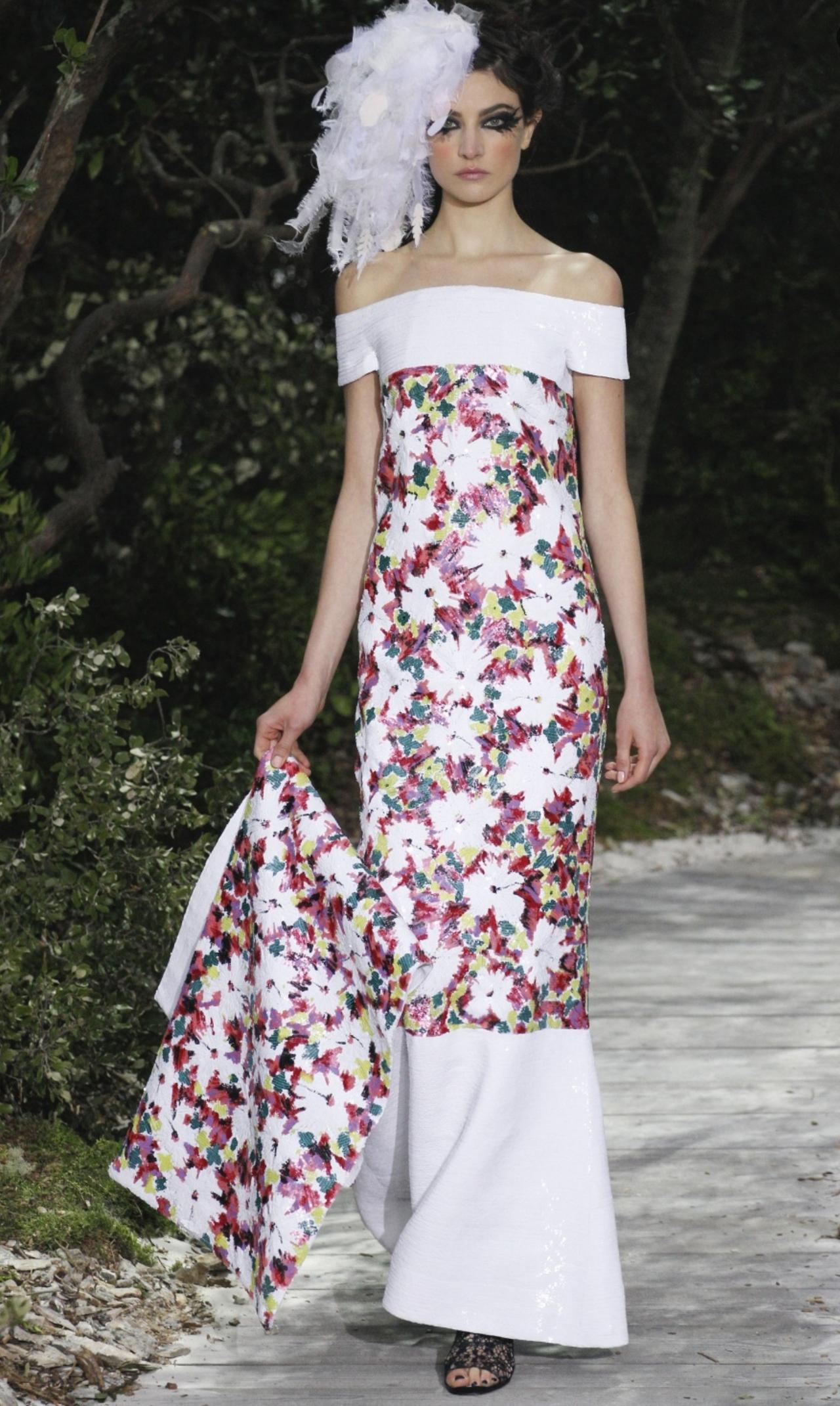 Chanel2013春夏高定系列，最令人屏息的是那一座座肩部的建筑。框肩设计如含