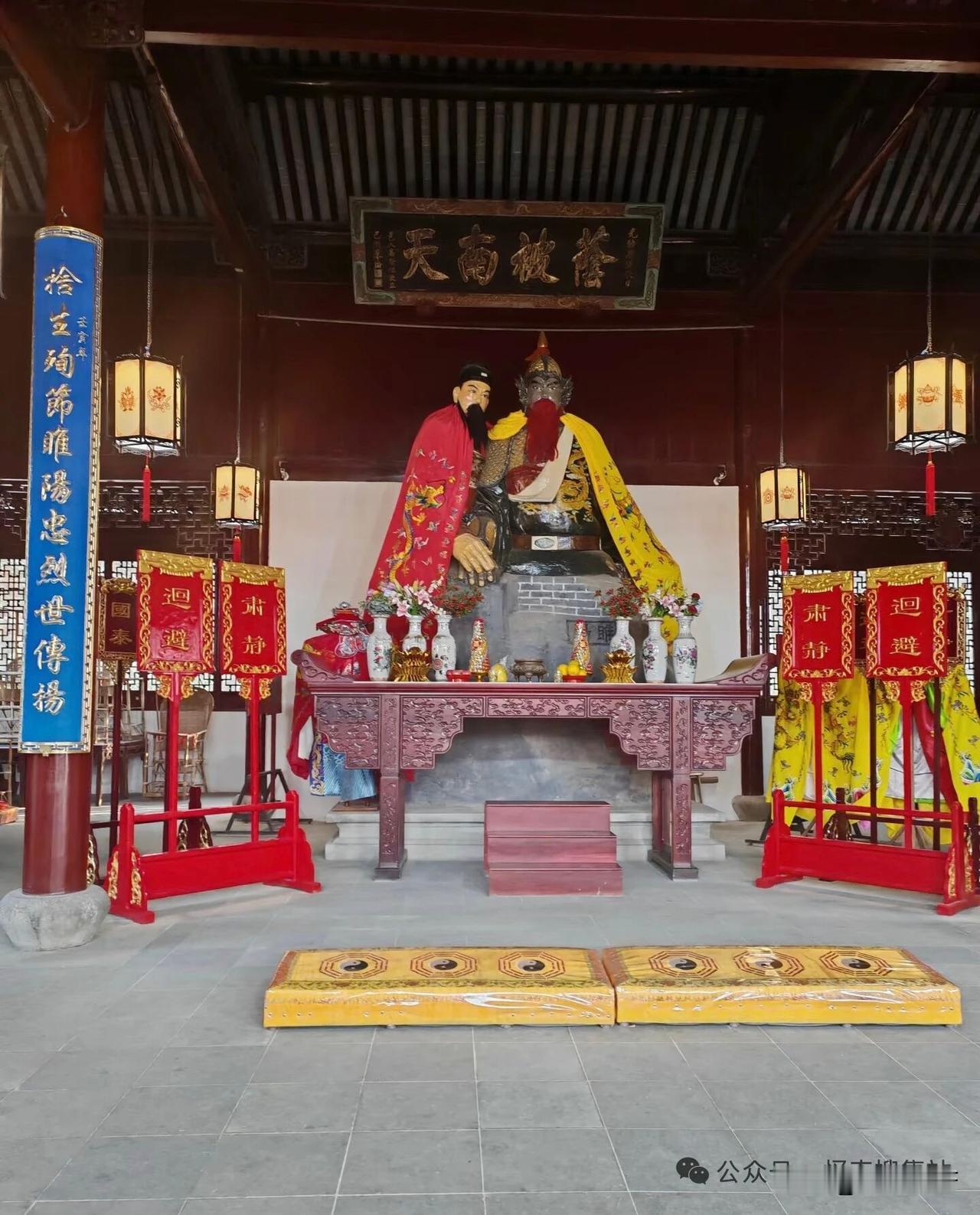 夏日生活打卡季无锡惠山古镇张中丞庙里，两尊手牵手的神像格外震撼，他们是唐代安史之