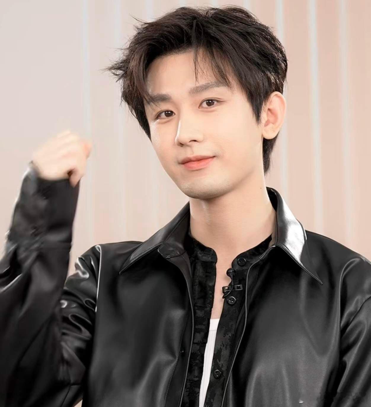 1、唐嫣的《爱情没有神话》，编剧秦雯的事过去了，播出没什么问题了，暂定下个月网络