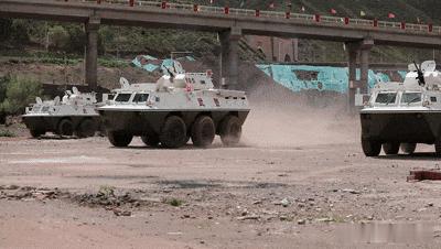 近日武警西藏总队某支队在青藏高原某野外综合训练场开展防暴装甲车与无人装备协同训练